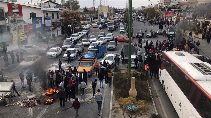 Molla rejiminə nifrət üsyana səbəb oldu: İranda nələr baş verir? (ŞƏRH)
