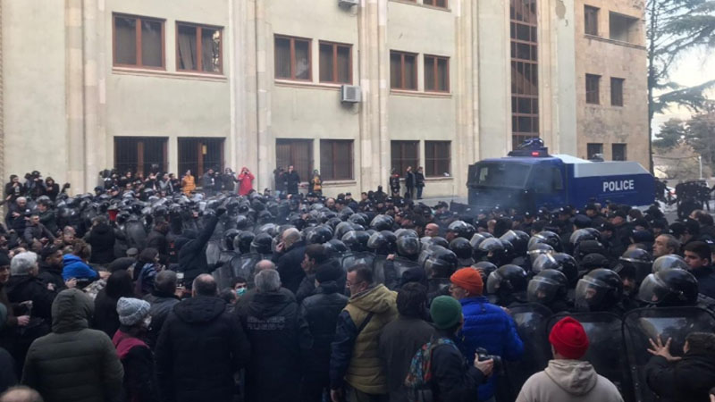 Tiflis yenidən qarışdı: Etirazçılar meydana qayıtdı