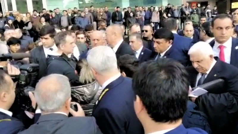 Prezident “28 May” stansiyasının qarşısında sakinlərlə görüşdü (VİDEO)