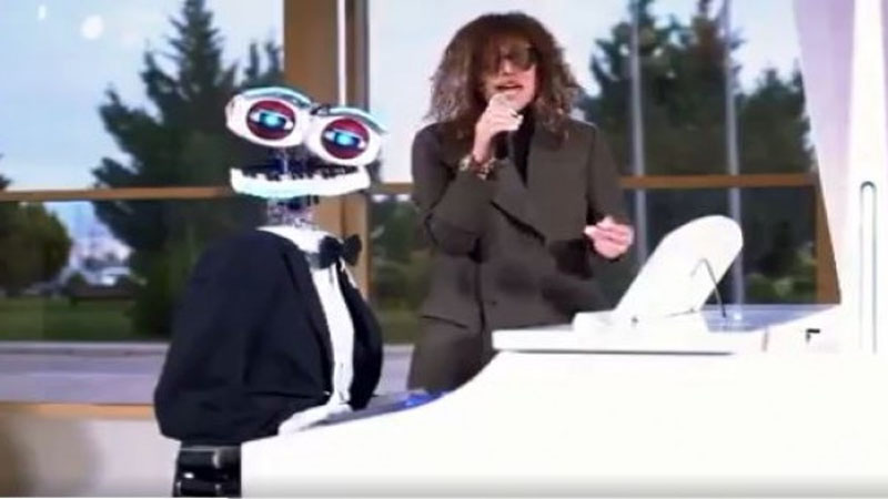 Röya robotla belə mahnı oxudu (VİDEO)