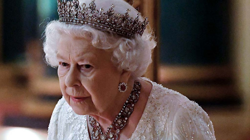 Kraliça II Elizabet SMM axtarır: maaş 50 min funt-sterlinq