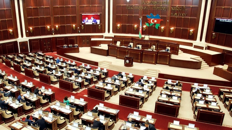 Milli Məclisin deputatlarına pul mükafatı verildi