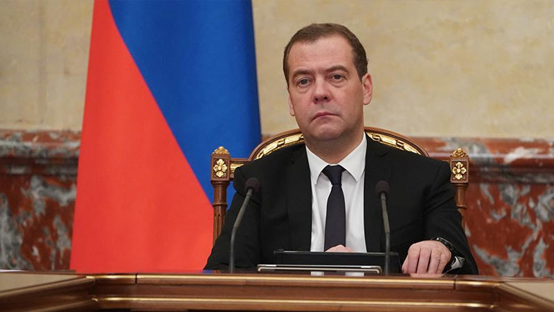 Medvedyev “Vahid Rusiya”nın sədrliyindən istefa vermədi