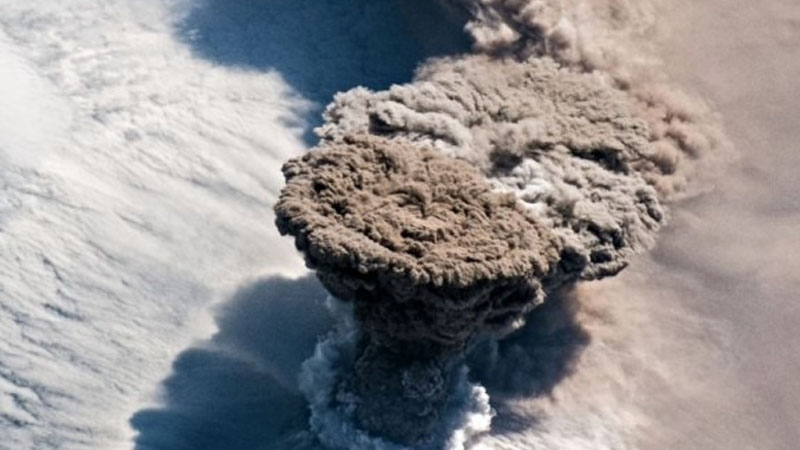 10 min yaşlı vulkanın kül sütunu 9 km hündürlüyə çatdı