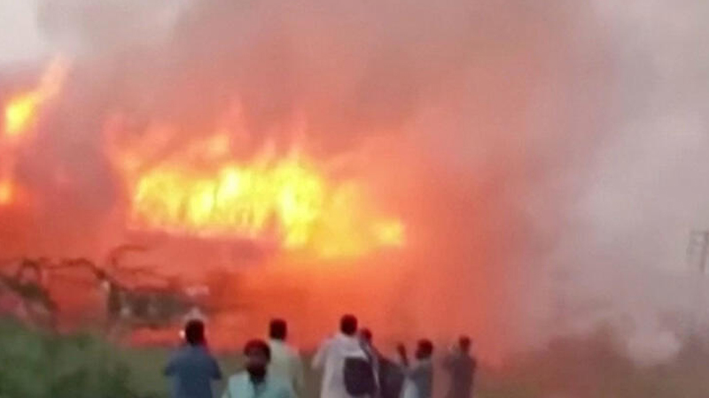 Pakistanda ətir fabriki partladı: 11 nəfər yanaraq öldü (VİDEO)