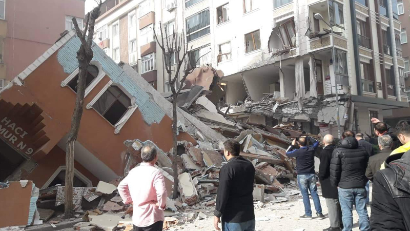 İstanbulda yaşayış binası çökdü (VİDEO)
