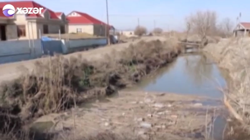 Salyanın bir neçə kəndini su ilə təmin edən kanal bərbad vəziyyətdədir (VİDEO)