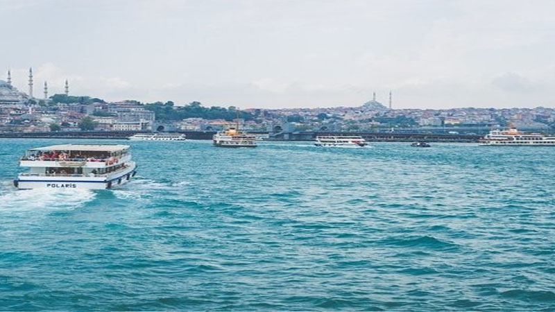 Türkiyə boğazları hərbi gəmilərin üzünə bağlaya bilər