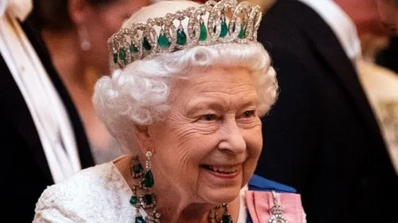 93 yaşlı Kraliça II Yelizavetanın uzun ömürlü olmasının sirri (FOTOLAR)