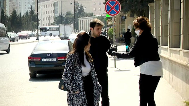 ARB TV əməkdaşları Bakı sakinlərinə tibbi maska payladı (VİDEO)
