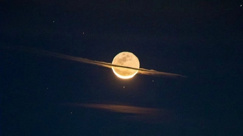 Ay bir anlıq nəhəng Saturna çevrilib Yerə doğru gəldi (FOTO)