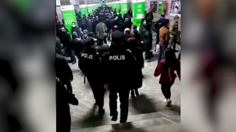 Bakı metrosunda sıxlıq (VİDEO)