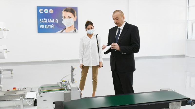 Prezident və xanımı tibbi maska fabrikinin açılışını etdi (FOTO/YENİLƏNİB)