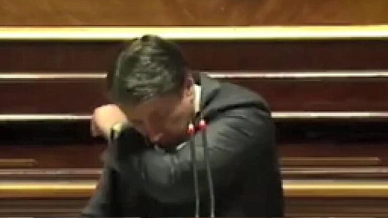 İtaliya parlamentində qalmaqal: baş nazir öskürdü, müxaliflər isə... (VİDEO)