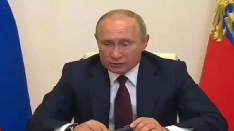 Putin varisi deyilən nazirə söz verəndə qələmini atdı (VİDEO)