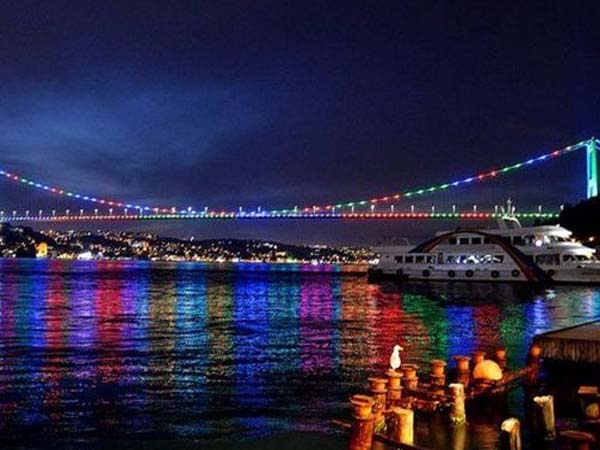 İstanbulun rəmzləri Azərbaycan bayrağının rəngləri ilə işıqlandırılır (FOTO)