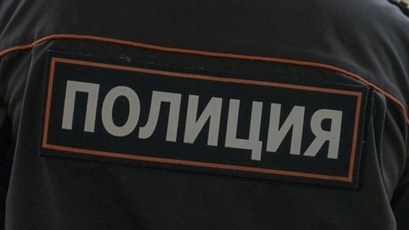 Maskasız rus qadın bazarda polis işçisini dişlədi