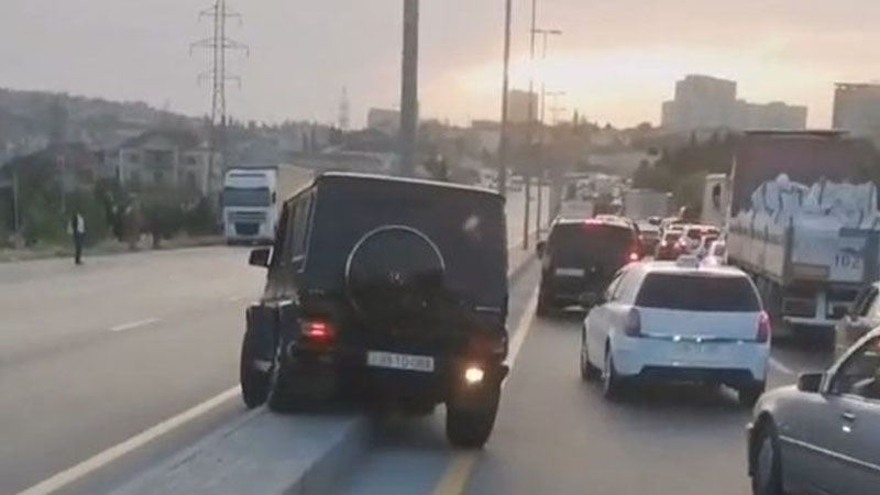 Bakıda “Gelandewagen”in sürücüsündən ağlasığmaz hərəkət (VİDEO)