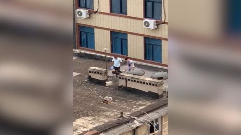 Bakıda evdən çıxmaq yasaqlandı, binanın başında manqal qaladılar (VİDEO)