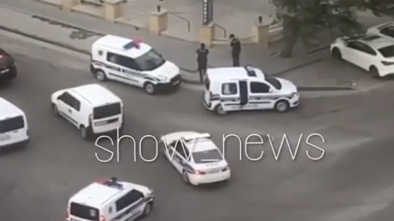 Bakıda polis maşınları marketi mühasirəyə aldı (VİDEO)