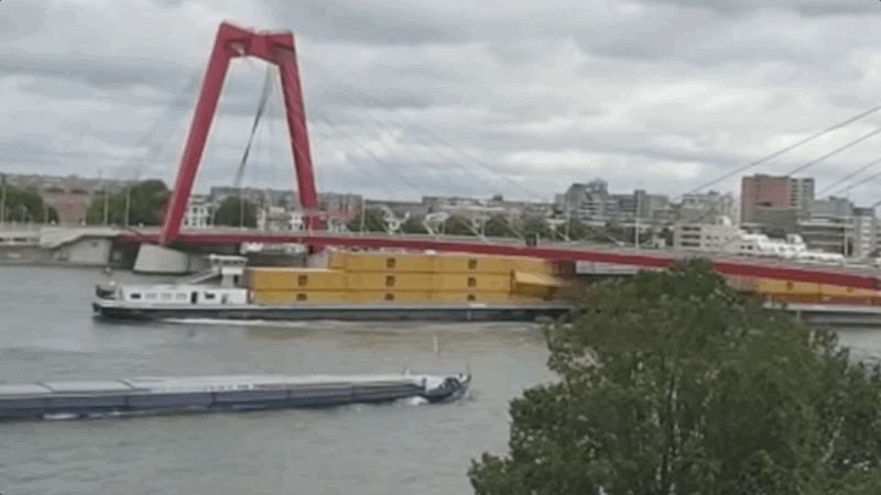 Karqo gəmisi körpüyə çırpıldı (VİDEO)
