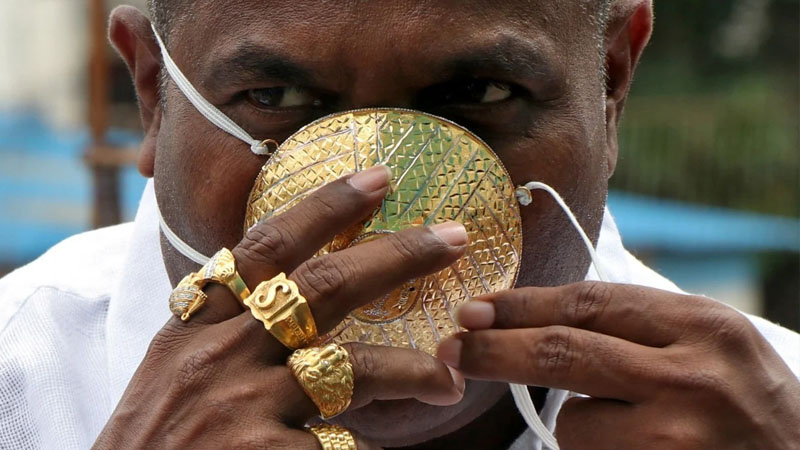 Koronavirusdan qorunmaq üçün qızıl maska taxır (VİDEO)