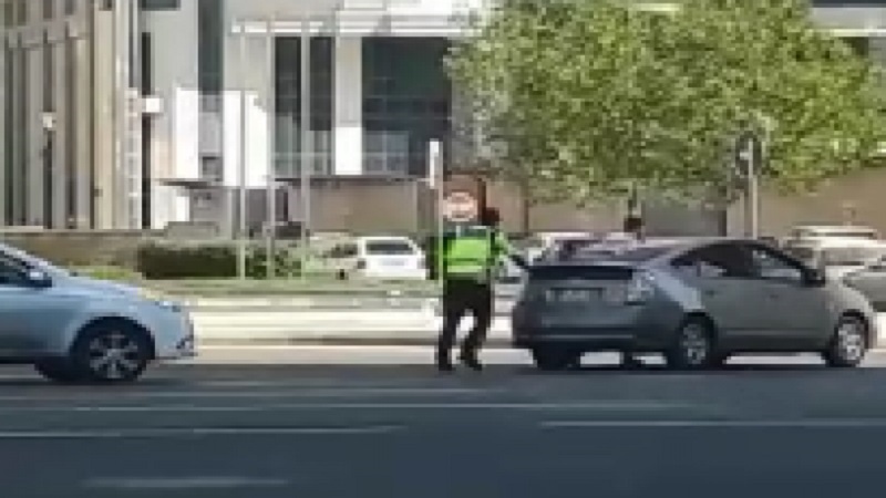 Bakıda yol polisləri sürücüyə belə kömək etdi (VİDEO)
