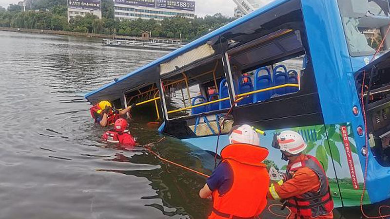 Çində məktəbliləri daşıyan avtobus gölə düşdü, 21 nəfər öldü - QƏZA ANI (VİDEO)