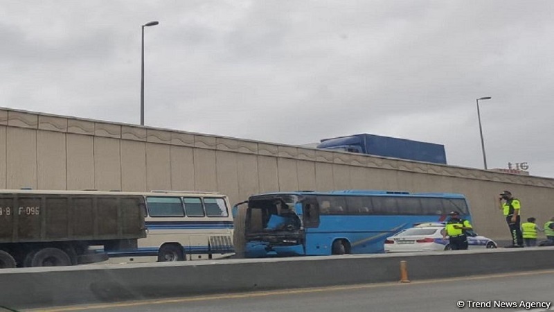 Bakıda iki sərnişin avtobusu toqquşdu, xəsarət alan var (FOTO)