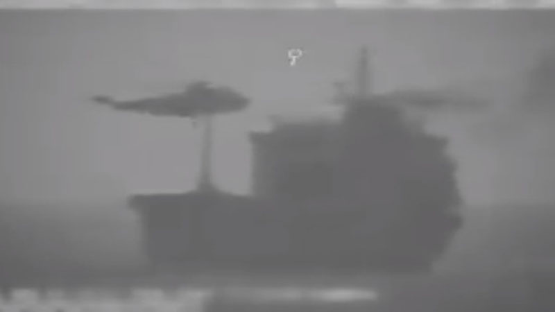İran Liberiya bayrağıyla üzən tankeri ələ keçirdi (VİDEO)
