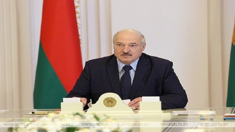 Lukaşenko: “Sağam və ölkədən qaçmamışam”