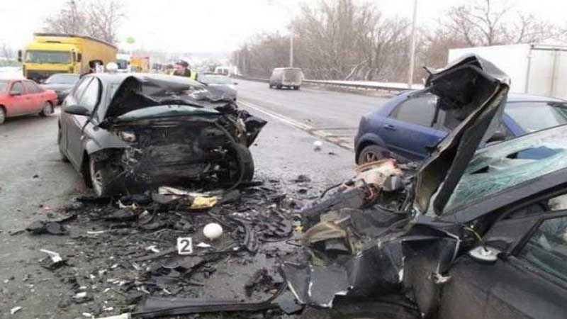 Abşeronda iki avtomobil toqquşdu, 10-a yaxın insan yaralandı (VİDEO)