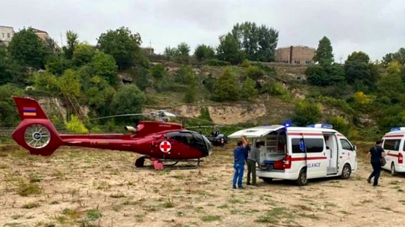 Yaralı erməni əsgərləri helikopter və maşınlarla daşınır
