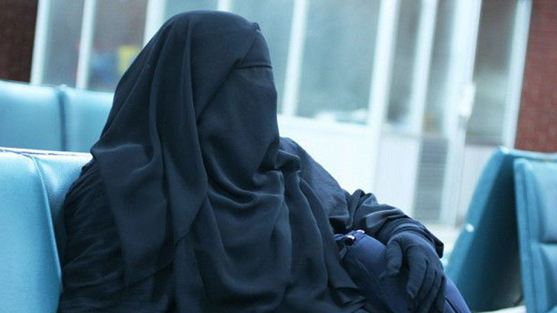 Bakı polisi qara niqabda “kişi” əli olan insanın kimliyini müəyyənləşdirdi (FOTO)
