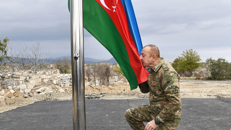 Prezident Ağdamda Azərbaycan bayrağı ucaltdı (VİDEO)
