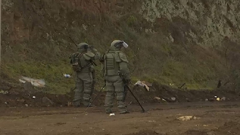 Rus hərbçilər Qarabağda mina təmizləməyə davam edirlər (VİDEO)