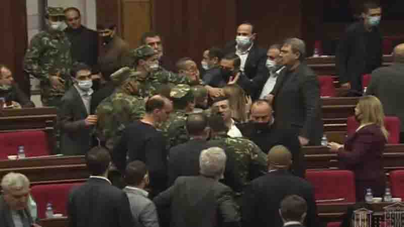 Ermənistanda deputatlar arasında dava düşdü (VİDEO)