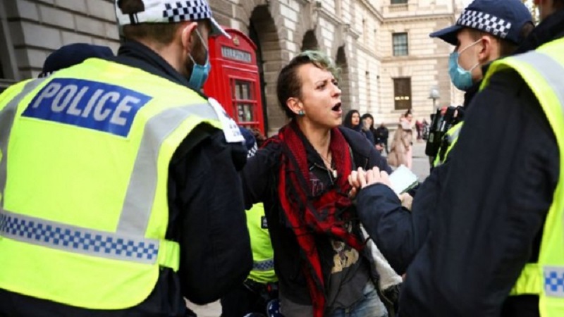 Londonda karantin rejiminə qarşı etiraz aksiyası (VİDEO)