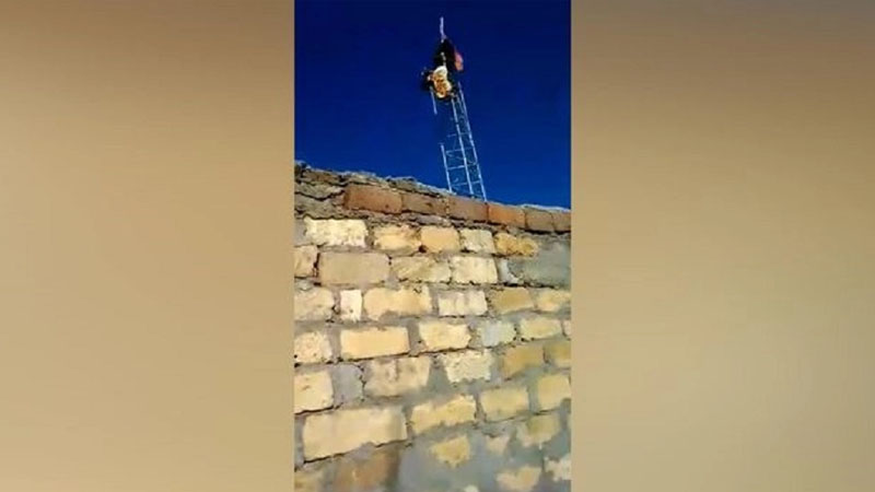 Əsgərlərimiz Ermənistan bayrağını erməninin özünə endirtdirdilər (VİDEO)