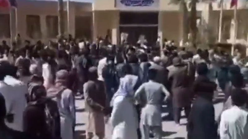 İranın Sarvan bölgəsində rejimə qarşı üsyan başladı, atışma oldu (VİDEO)