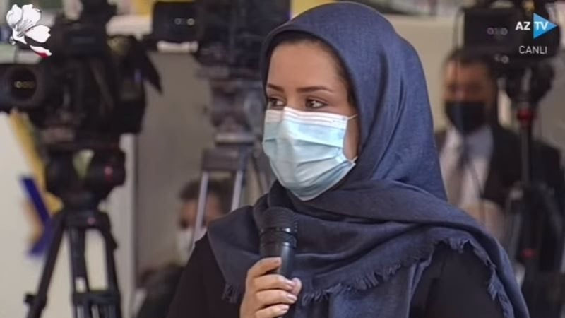 Prezidentin mətbuat konfransında İranlı jurnalist özünü pis vəziyyətə saldı (VİDEO)