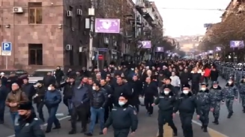 Yerevanda müxalifət yenidən parlamentin qarşısına qayıtdı (VİDEO)