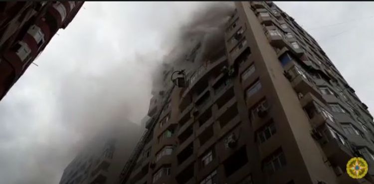 Bakıda 18 mərtəbəli binada baş verən yanğının görüntüləri (VİDEO)