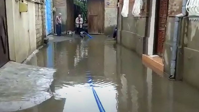 Gəncədə evlərin zirzəmilərinə yağış suları doldu (VİDEO)