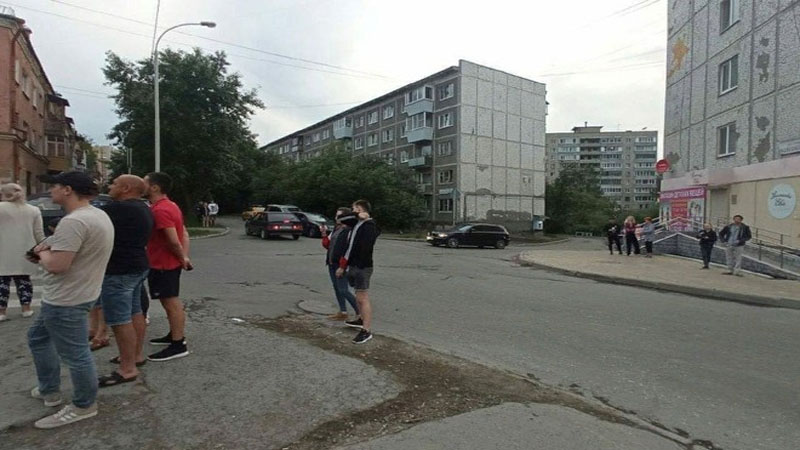 Rusiyada bir polis qeyri-adi tələblə həyətə atəş açdı, yaralananlar var (VİDEO)