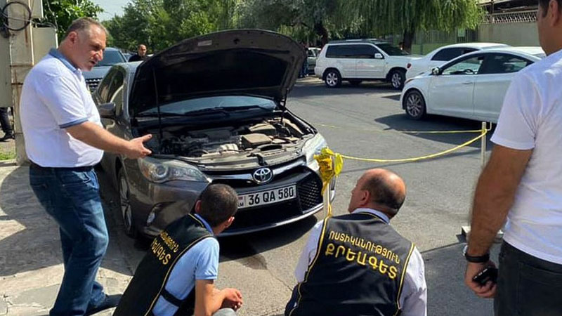 Ermənistanda keçmiş deputat sui-qəsdə məruz qaldı - Avtomobilinə qubmbara atdılar