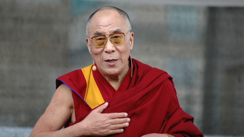 Dalay Lama Tibetdən kənarda bir qadın bədənində yenidən doğulacağını dedi