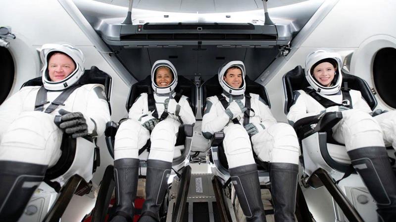 “SpaceX”in ilk kosmik turistləri səfərə çıxdılar