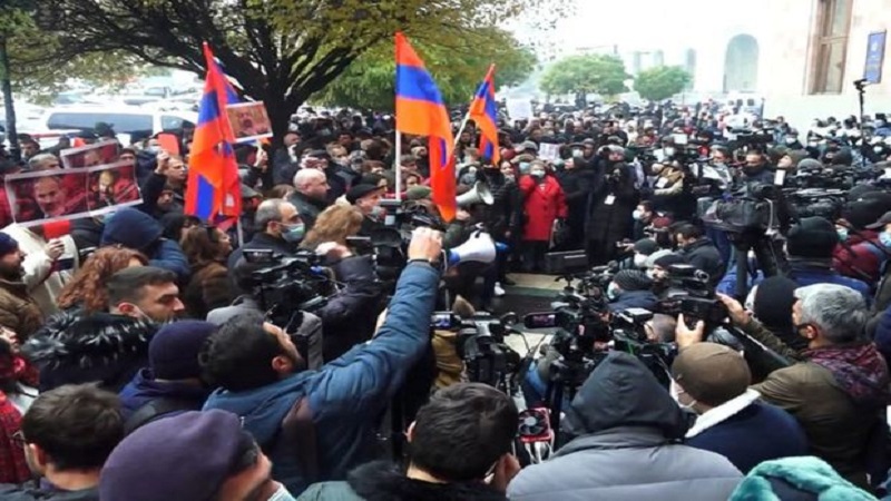Ermənistanda etiraz aksiyaları başladı (VİDEO)