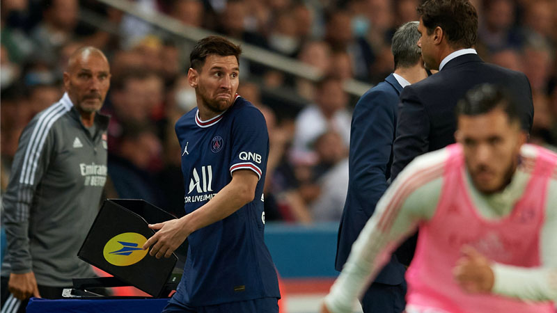 PSJ-də qalmaqal: Messi Poçettinonun əlini havada buraxdı (FOTO)